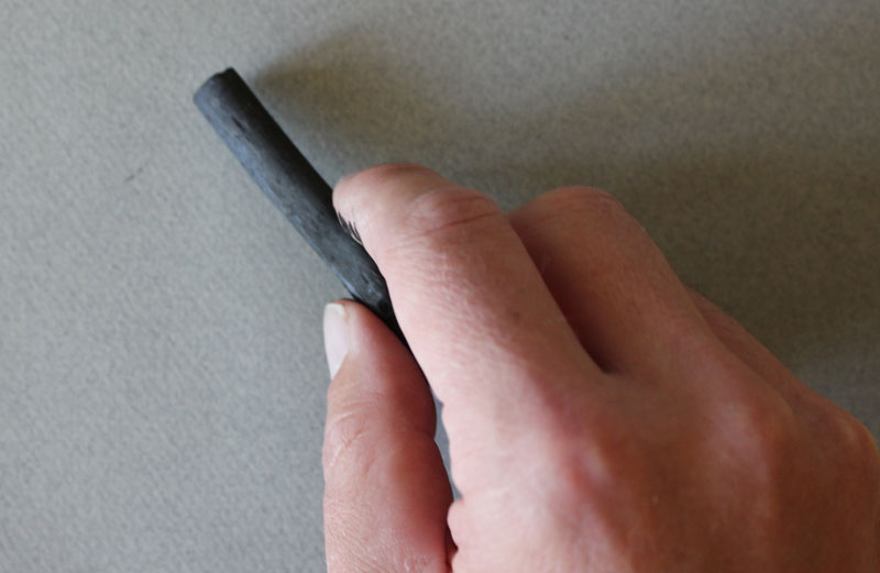 How to hold charcoal